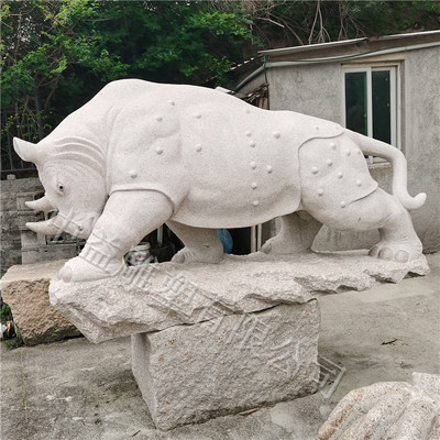 中益雕塑 匠心打造的石雕犀牛，为园林景观注入自然野趣